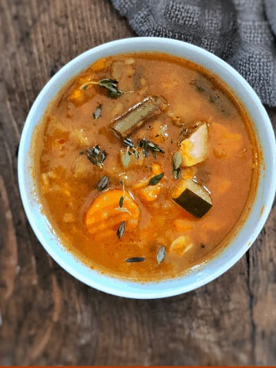 This hearty vegetable minestrone soup is perfect for colder weather and packs a nutritious veggie punch.  #paleo #vegan #whole30 #fall #soup 